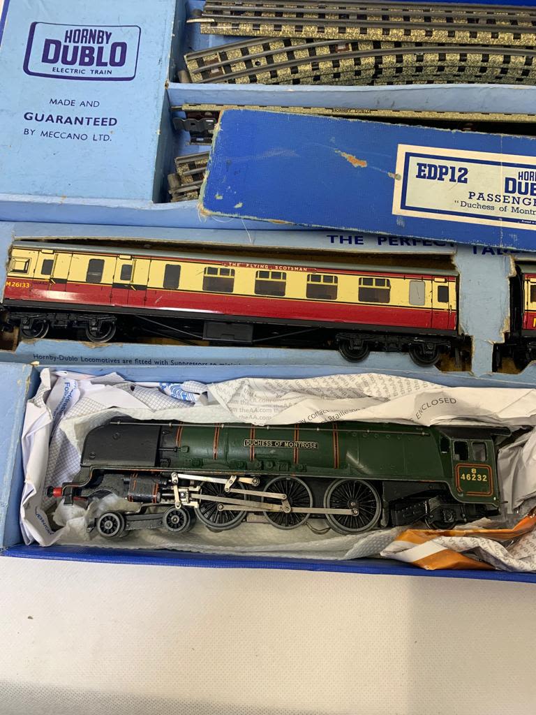 HORNBY 00 guage 3 rail Duchess of Montrose set with after market banners for Flying Scotsman on - Image 2 of 2
