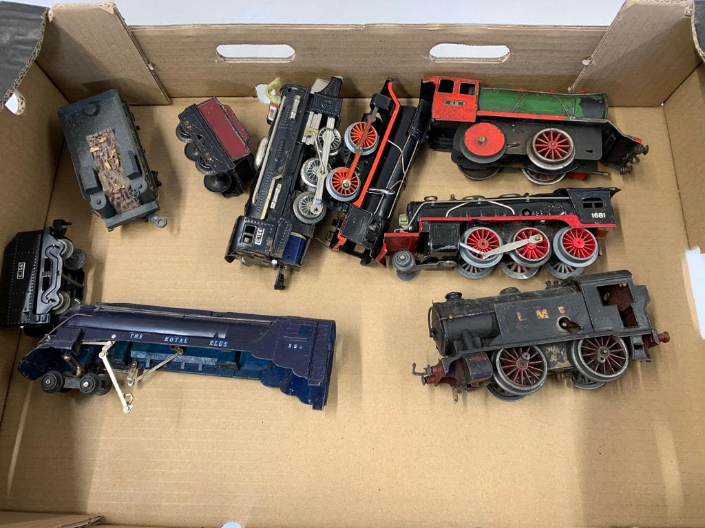 Pre war 0 Gauge clockwork engines, Bing an other makers and 3 misc. tenders condition 5 1093