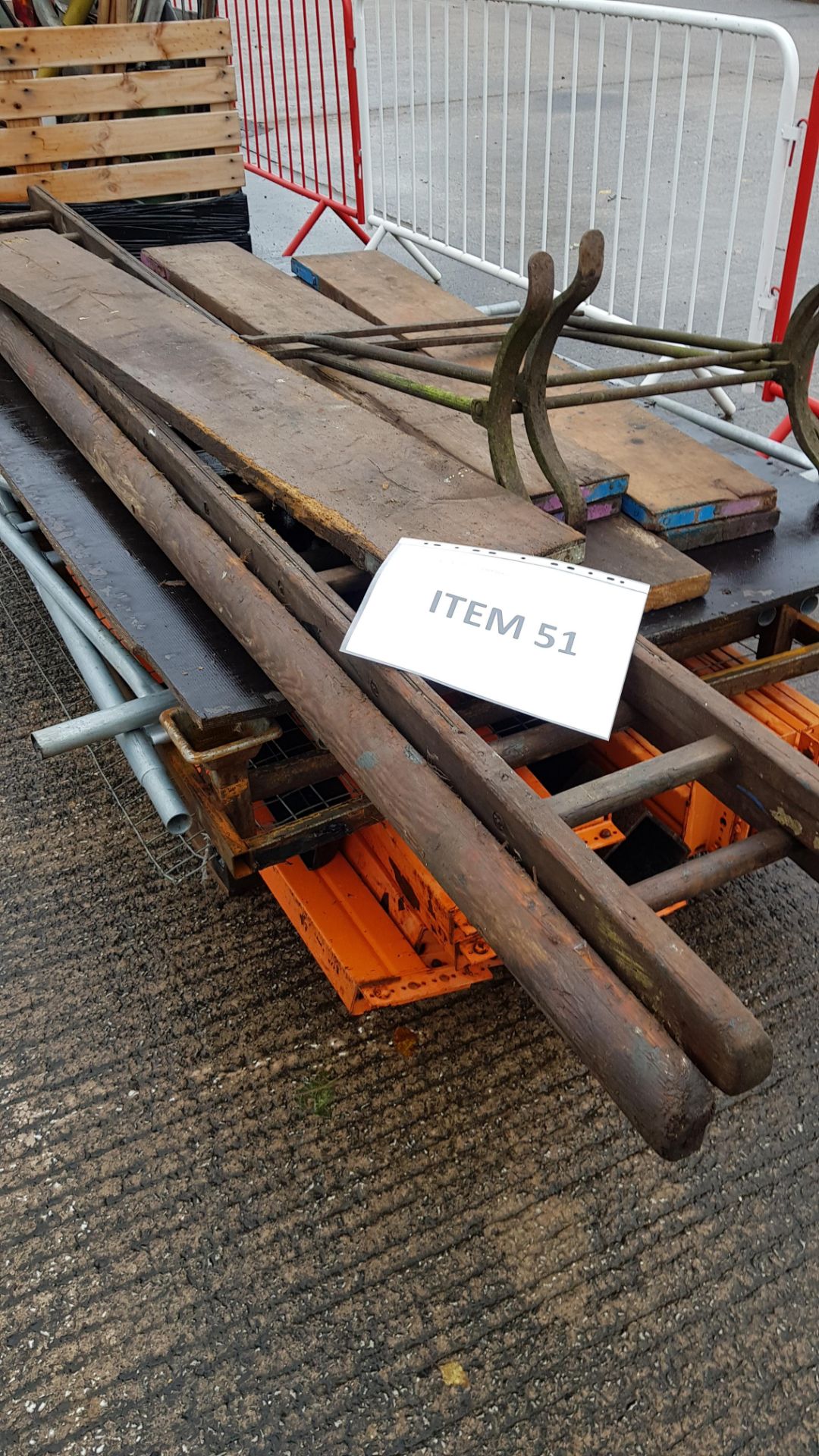 PALLET RACKING CROSS-MEMBER 2 OFF TRESTLES, WOODEN LADDER AND SCAFFOLDING BOARDS