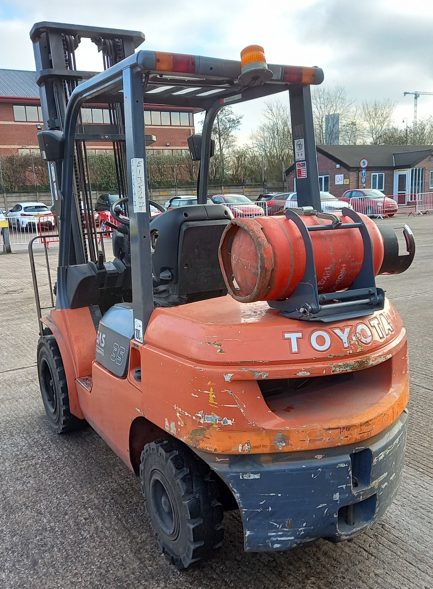 TOYOTA 3500KG RATED FORK LIFT TRUCK, MODEL: 02-7FSJF3S, YOM: 2006, HOURS: 10180 - Image 3 of 5