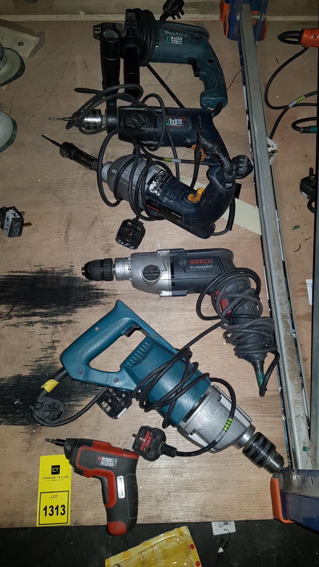 7 PIECE MIXED TOOL LOT TO INCLUDE 3 BOSCH CORDED DRILLS, 1 X MAKITA DRILL, 1 X MAKITA SPEED ROTARY