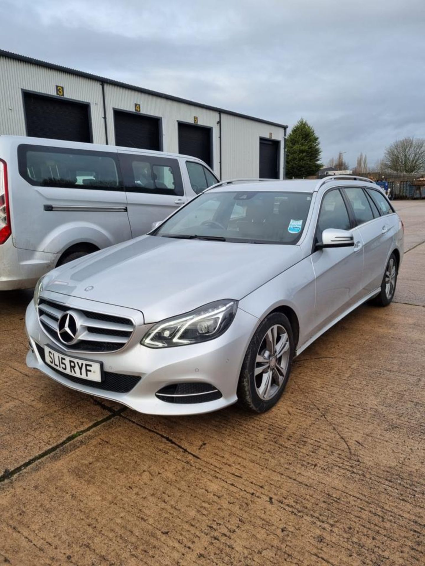 SILVER MERCEDES E220 SE BLUE TEC AUTO. ( DIESEL ) Reg : SL15 RYF Mileage : 181735 Details: 1 KEY MOT - Image 2 of 5