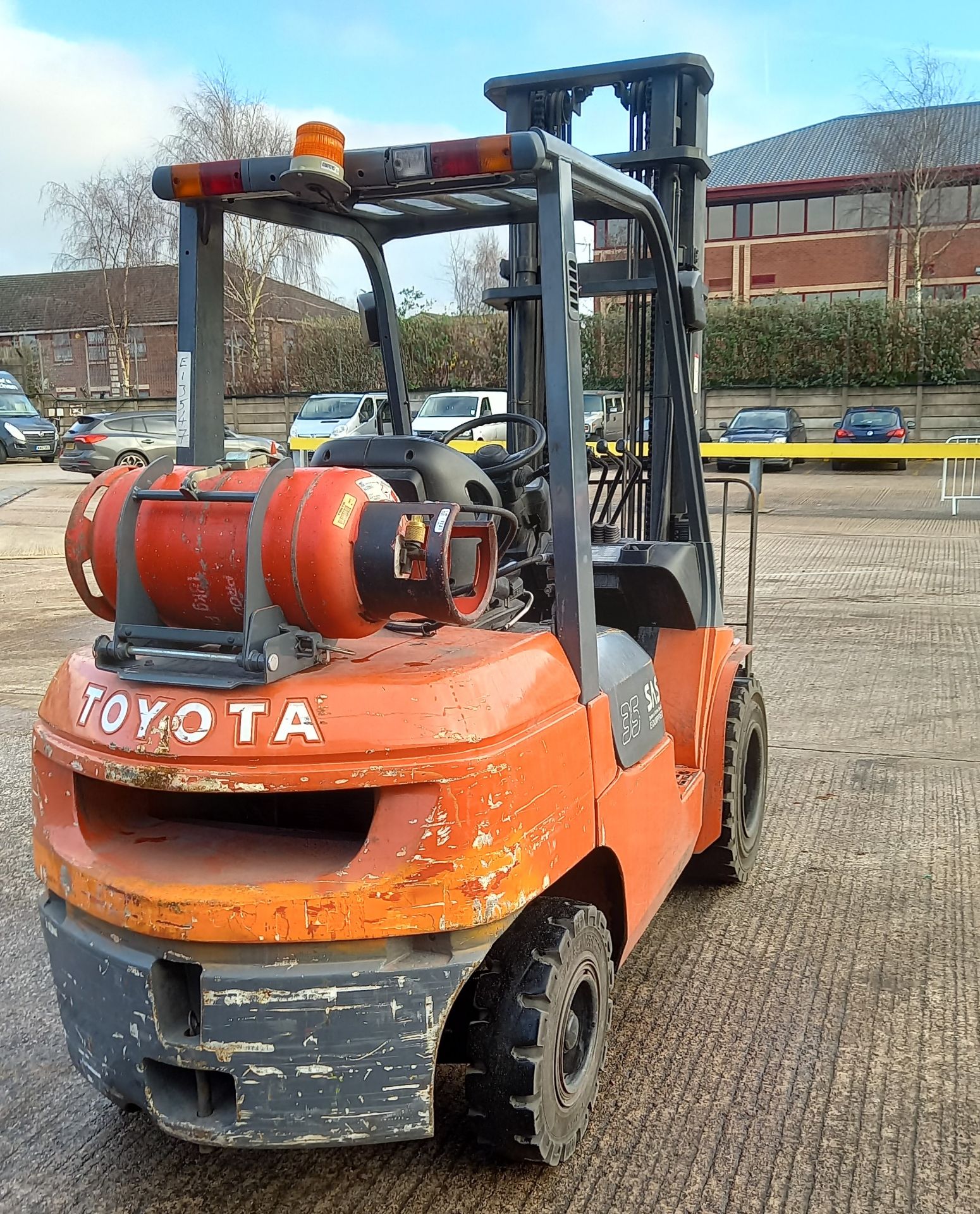 TOYOTA 3500KG RATED FORK LIFT TRUCK, MODEL: 02-7FSJF3S, YOM: 2006, HOURS: 10180 - Image 2 of 5