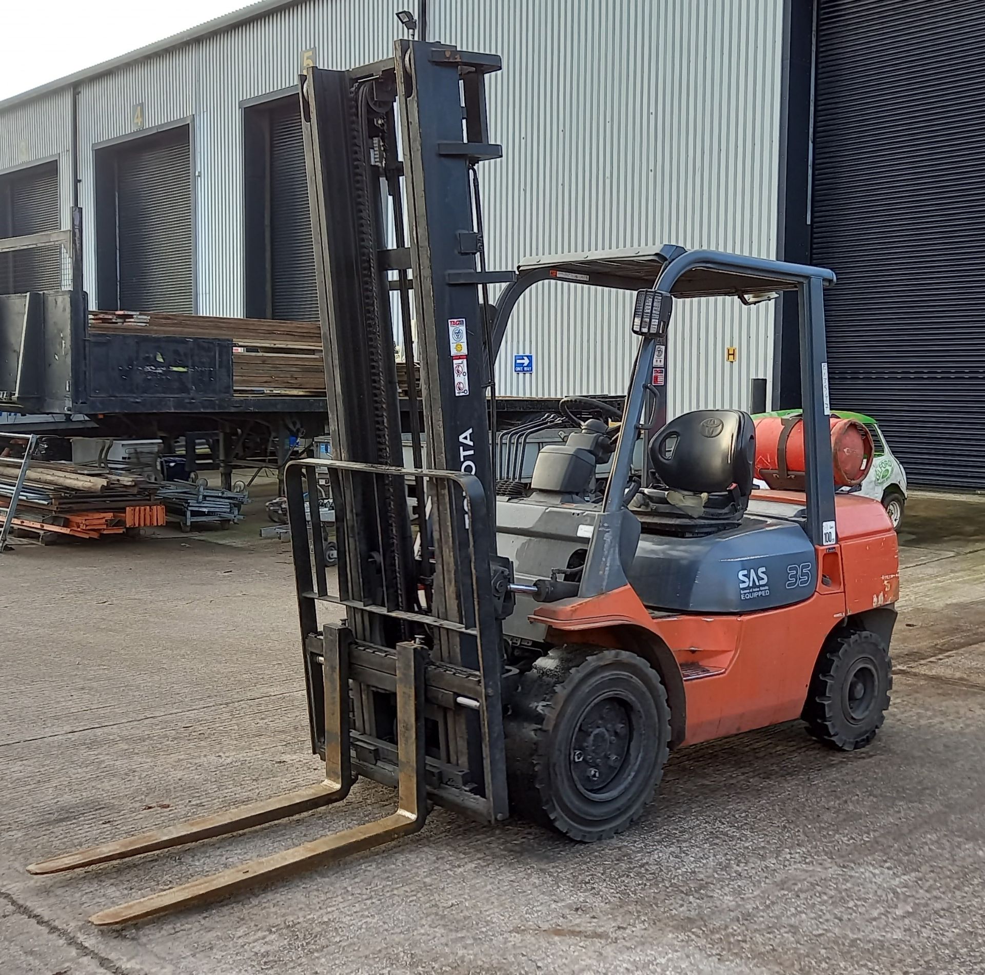 TOYOTA 3500KG RATED FORK LIFT TRUCK, MODEL: 02-7FSJF3S, YOM: 2006, HOURS: 10180 - Image 4 of 5