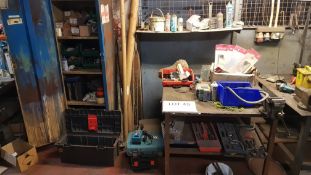 MIXED LOT TO INCLUDE - METAL ENGINEERS TABLE WITH VICE, 5 TIER CABINET, VARIOUS HAND TOOLS,