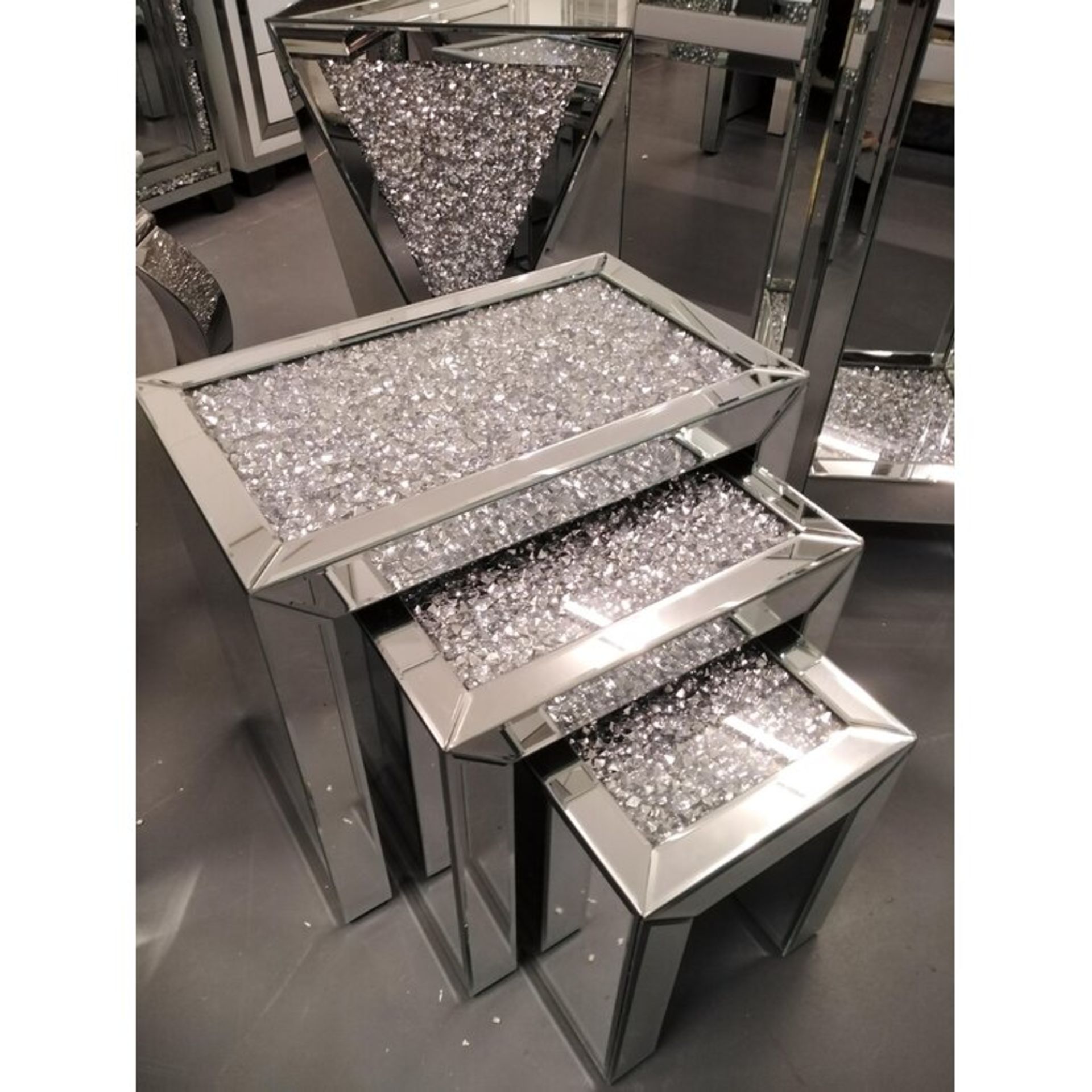BRAND NEW BOXED DIAMOND CRUSH NEST OF 3 MIRRORED SIDE TABLES - 55X30.5X45CM (BOX 66X41X56CM, 33KG)