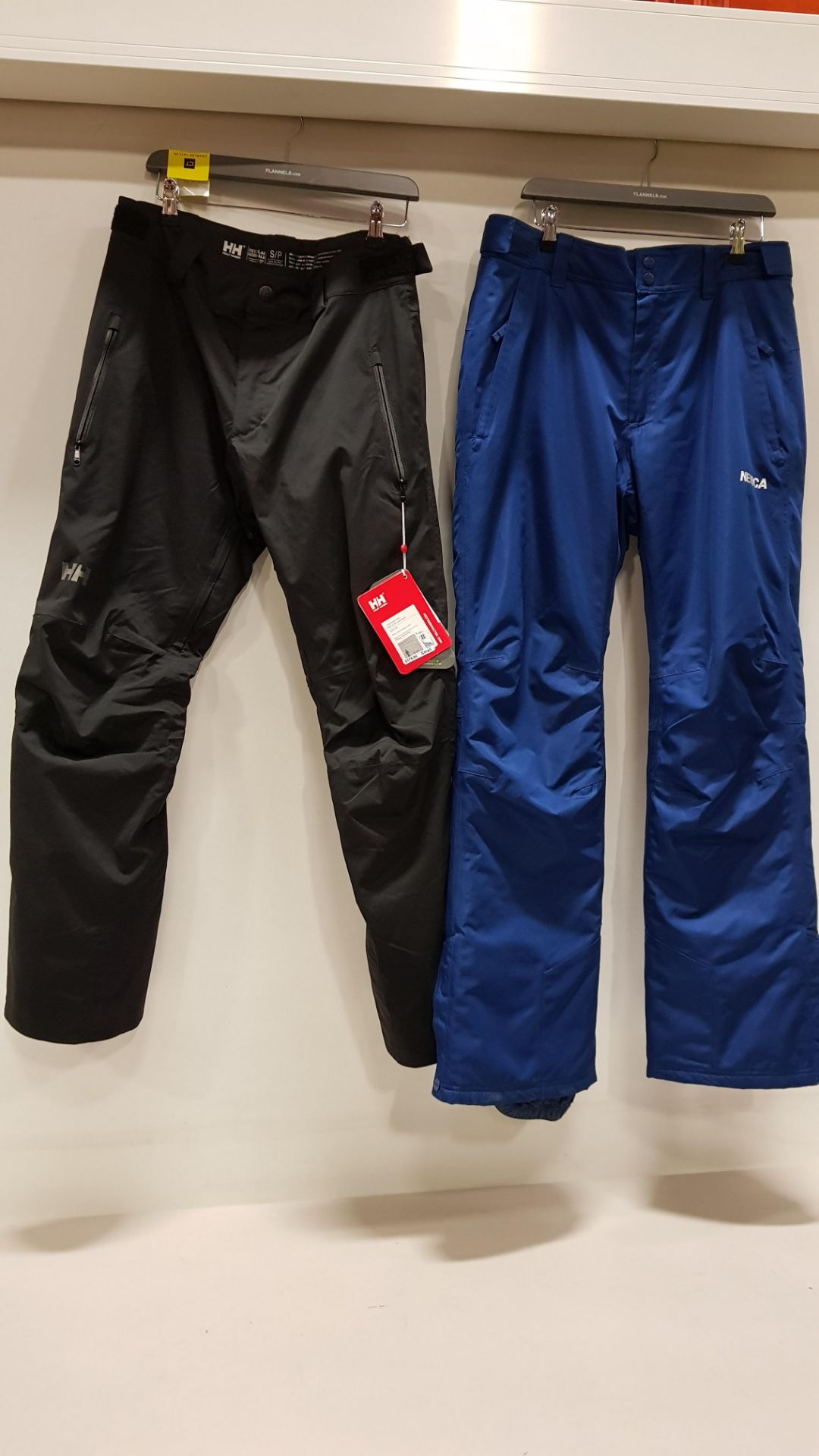 2 X BRAND NEW SKI PANTS TO INCLUDE HELLY HANSEN THERMAL SKI PANTS IN ALL BLACK ( SIZE UK S) AND