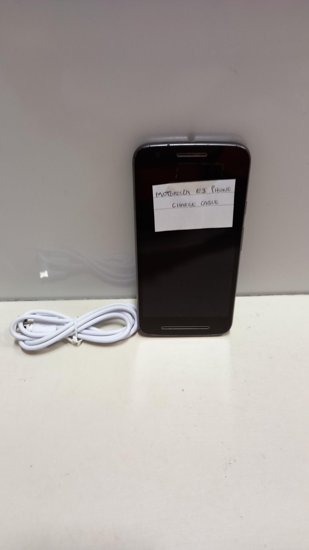 MOTOROLLA E3 PHONE - WITH CHARGING CABLE