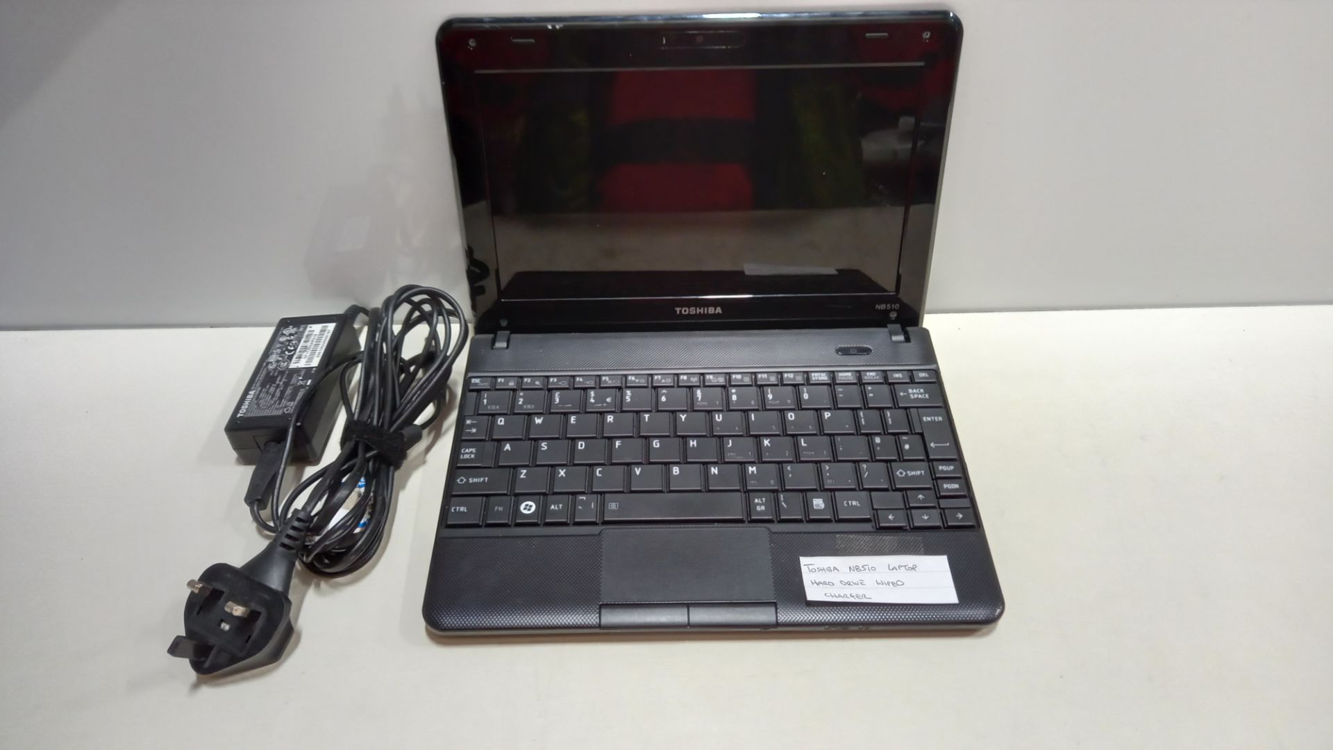 TOSHIBA NB510 LAPTOP HARD DRIIVE WIPED - WITH CHARGER
