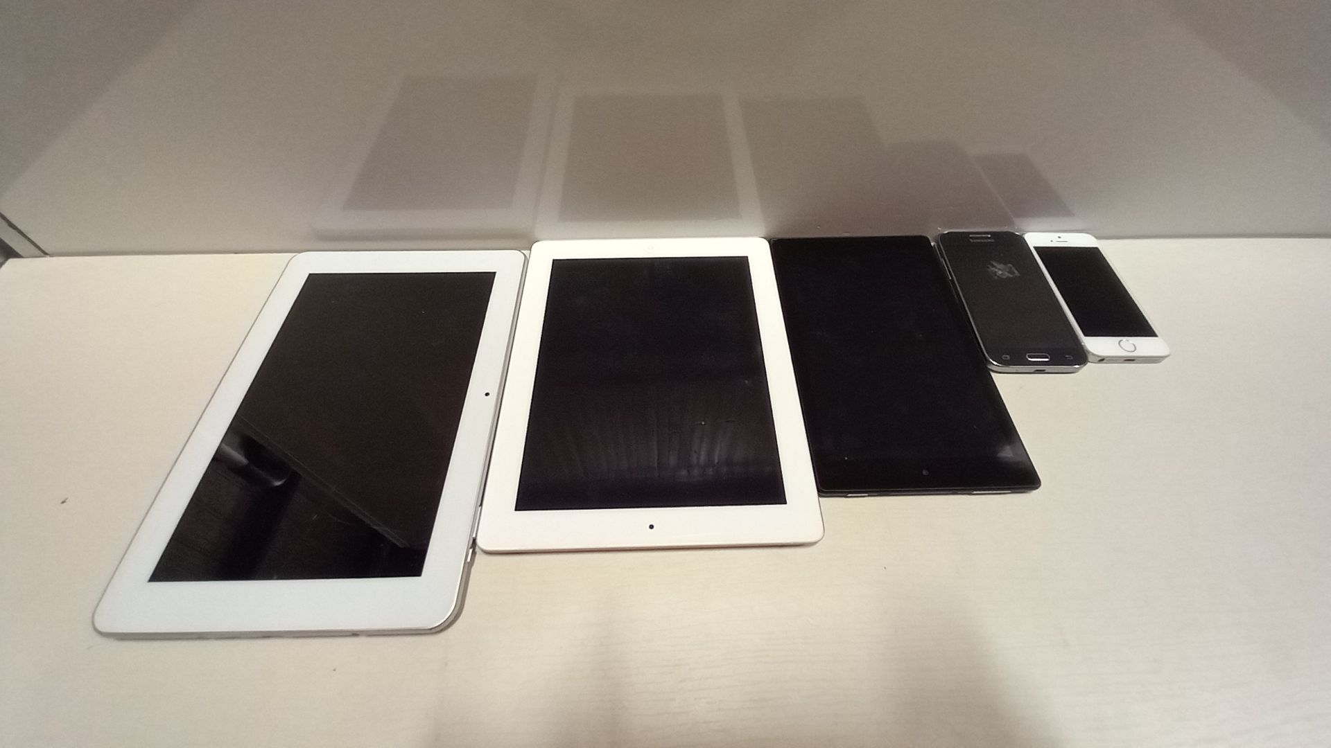 5 PIECE SPARES LOT CONTAINING - APPLE IPAD - YARVIK 10 TABLET - APPLE IPHONE - SAMSUNG PHONE -