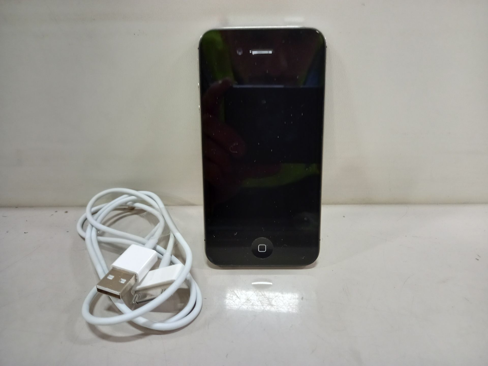 APPLE IPHONE 8GB STORAGE - WITH CHARGER