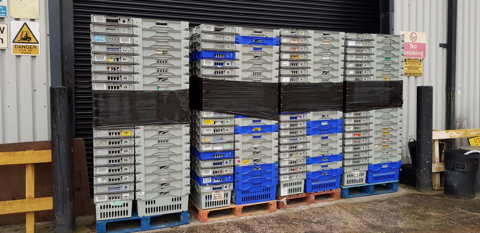 40 X STACKABLE CRATES IN GREY/BLUE 60X40X30CM (IN 2 LEGS)