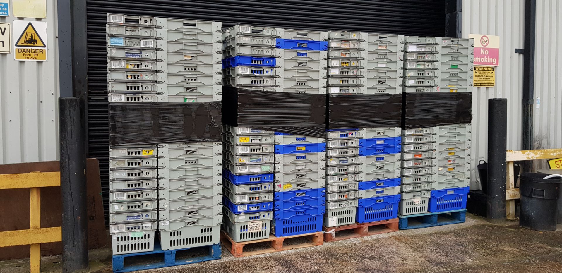 40 X STACKABLE CRATES IN GREY/BLUE 60X40X30CM (IN 2 LEGS)