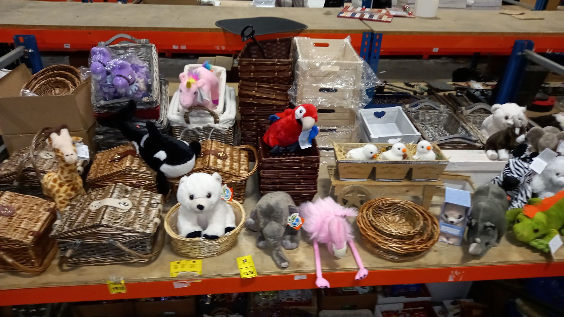 LARGE QUANTITY ASSORTED LOT CONTAINING PICNIC BASKETS, SOFT TOYS AND WOODEN BASKETS