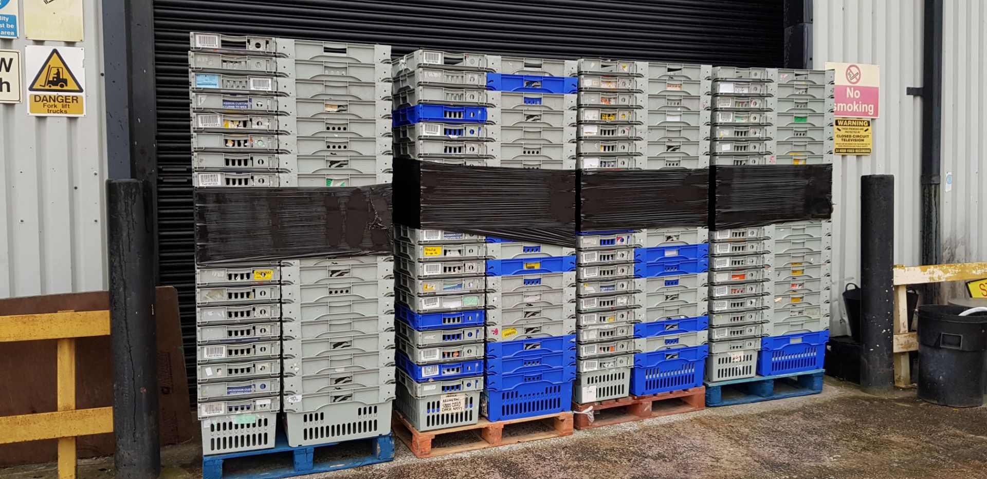 40 X STACKABLE CRATES IN GREY/BLUE 60X40X30CM (IN 2 LEGS)