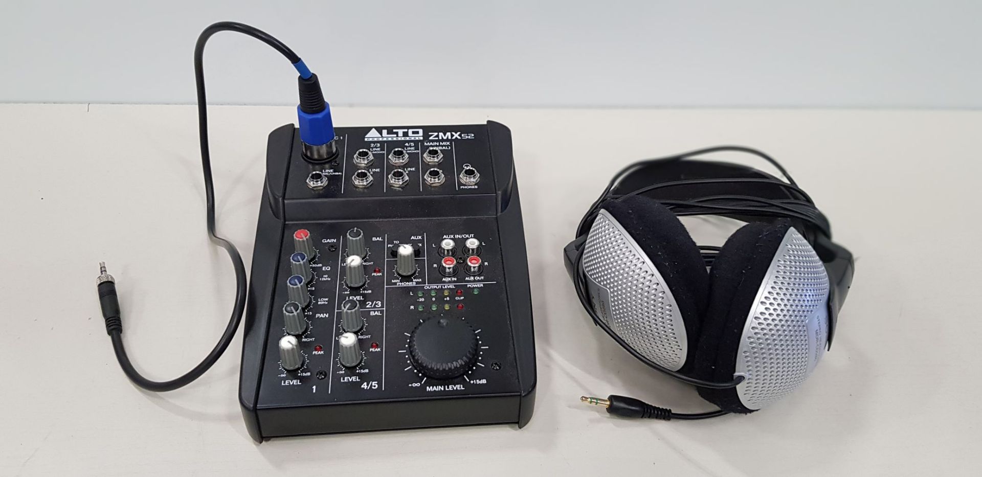 MISC AUDIO LOT CONSISTING SE PROFESSIONAL MICROPHONE, SONY HEADPHONES, ALTO ZMX52 PROFESSIONAL - Image 3 of 3