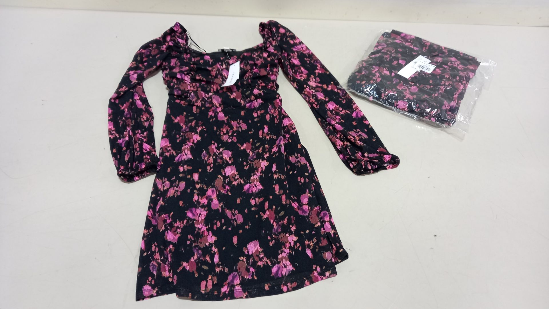 20 X BRAND NEW TOPSHOPS PINK FLORAL DRESSES - SIZE UK 8 RRP £25.99