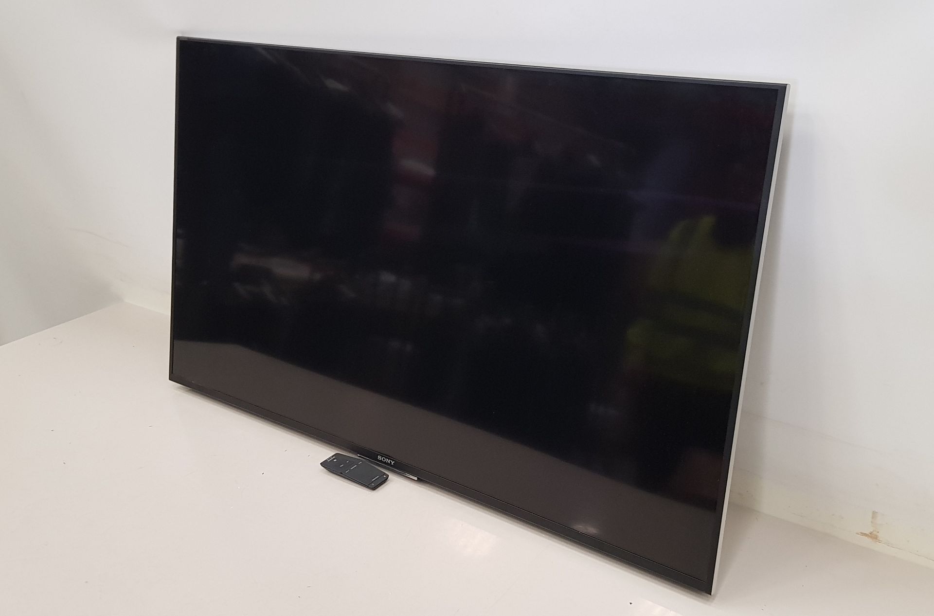 SONY 55 TV WITH REMOTE AND POWER LEADS MODEL NUMBER: 55X8509C (NOTE: ITEM DOES NOT POWER UP - NO