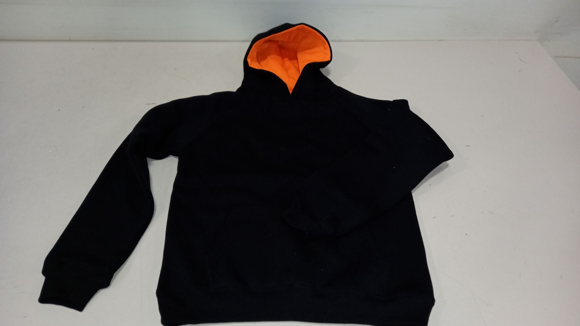 20 X BRAND NEW PANINI CHILDRENS HOODED JUMPERS IN BLACK/ ORANGE IN SIZE ( UK 9/10 )