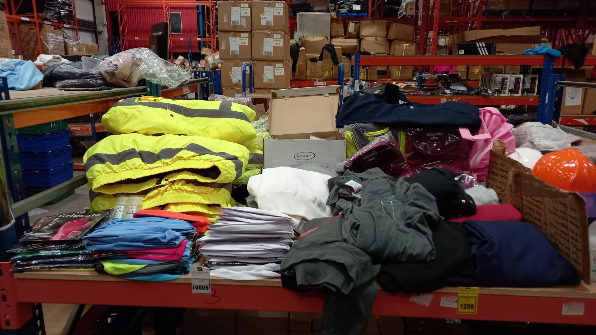 60 + PIECE MIXED WORK CLOTHING LOT CONTAINING HIGH VISIBILITY JACKETS, WORK GLOVES, VARIOUS SNOODES,