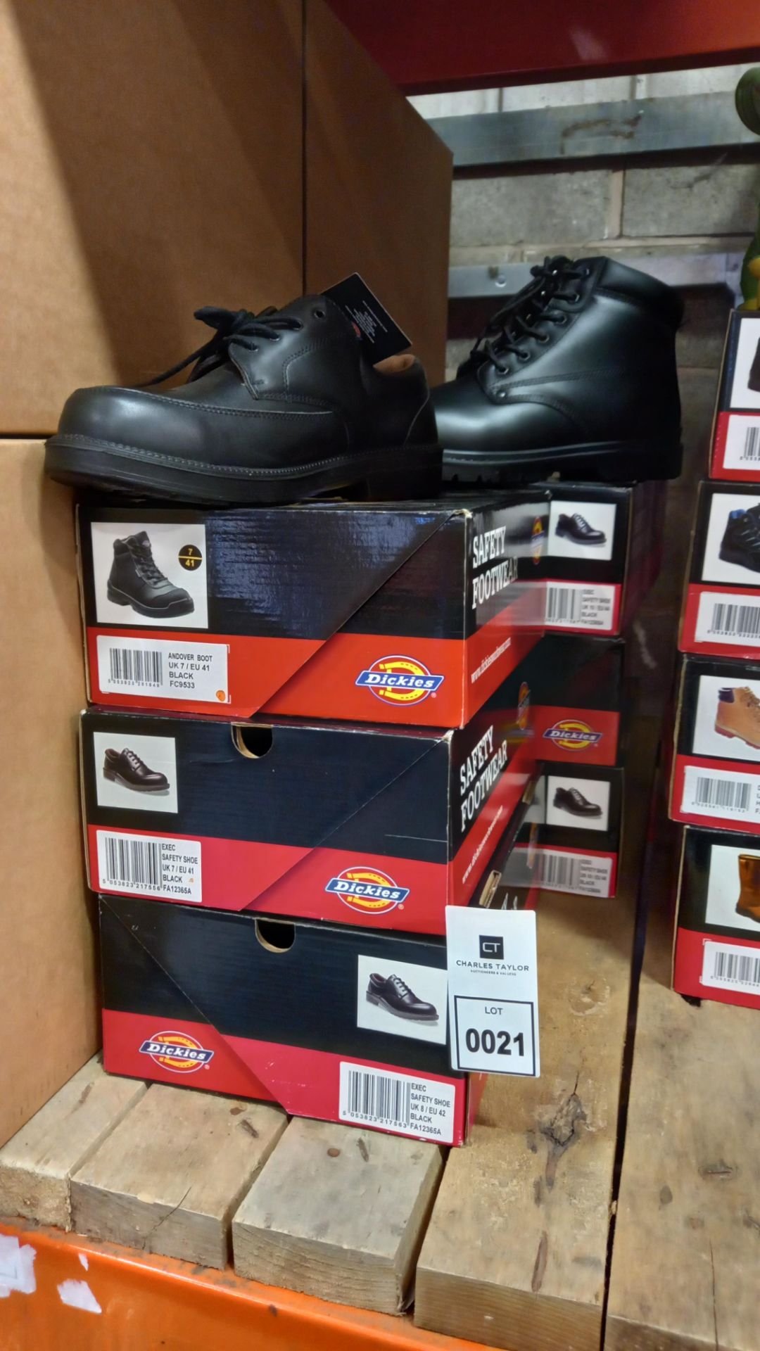 6 PIECE MIXED DICKIES BOOT LOT CONTAINING 4 X SAFETY SHOES IN BLACK AND1 X EVERYDAY SAFETY SHOES