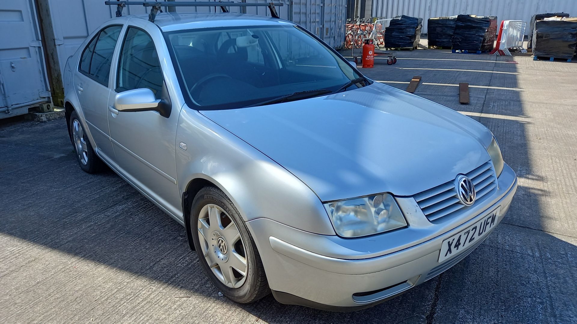 SILVER VOLKS WAGON BORA SE. Reg : X472 UFM, Mileage : 119000 Details: WITH KEY NO LOGBOOK NO MOT