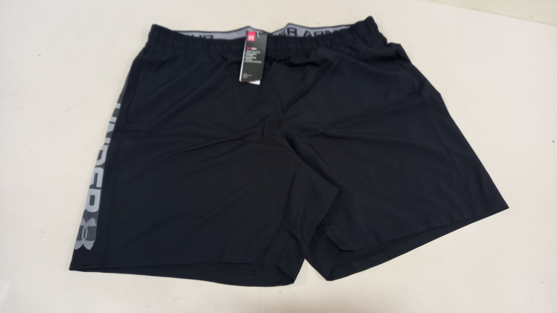 15 X BRAND NEW UNDER ARMOUR WOVEN GRAPH SHORTS - SIZE XX LARGE RRP £19.99