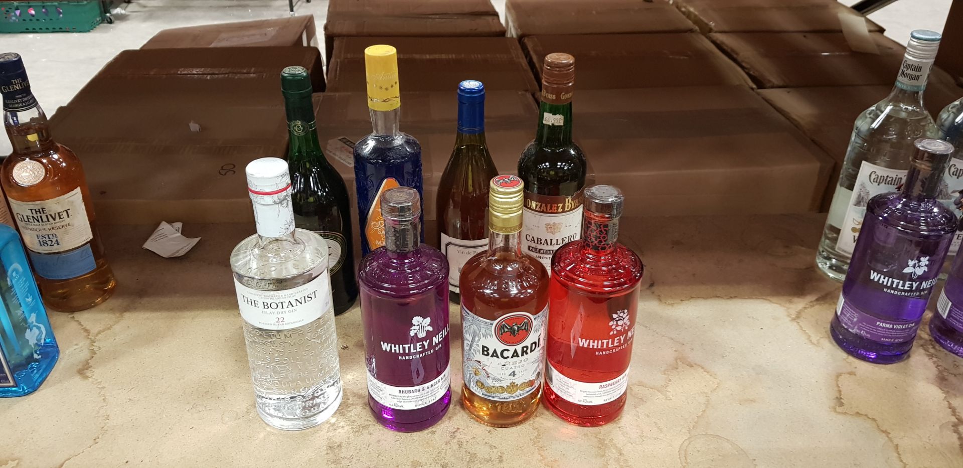 8 X PIECE MIXED ALCOHOL LOT CONTAINING 2 X WHITLEY NEILL GINS, 1 X THE BOTANIST DRY GIN 1 X