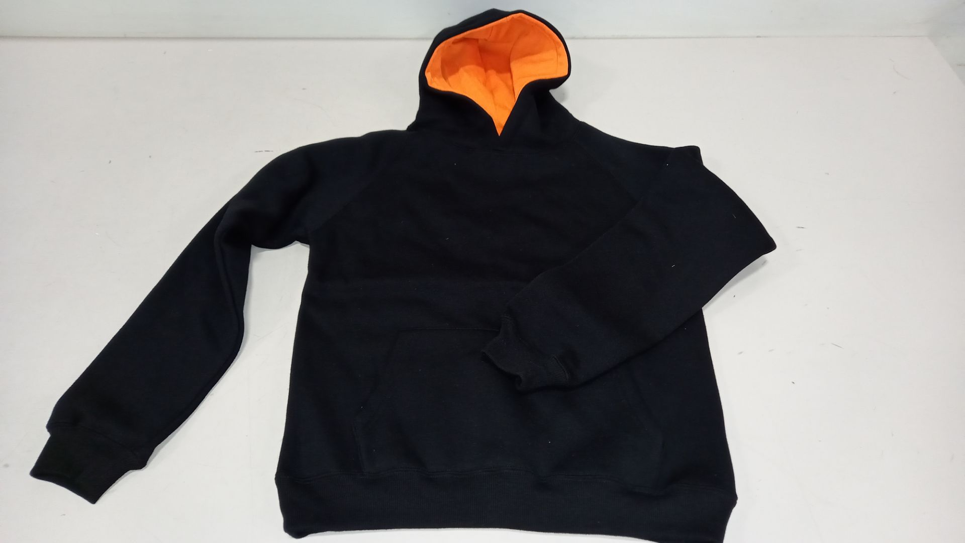 20 X BRAND NEW PANINI CHILDRENS HOODED JUMPERS IN BLACK/ ORANGE IN SIZE ( UK 11/12 )