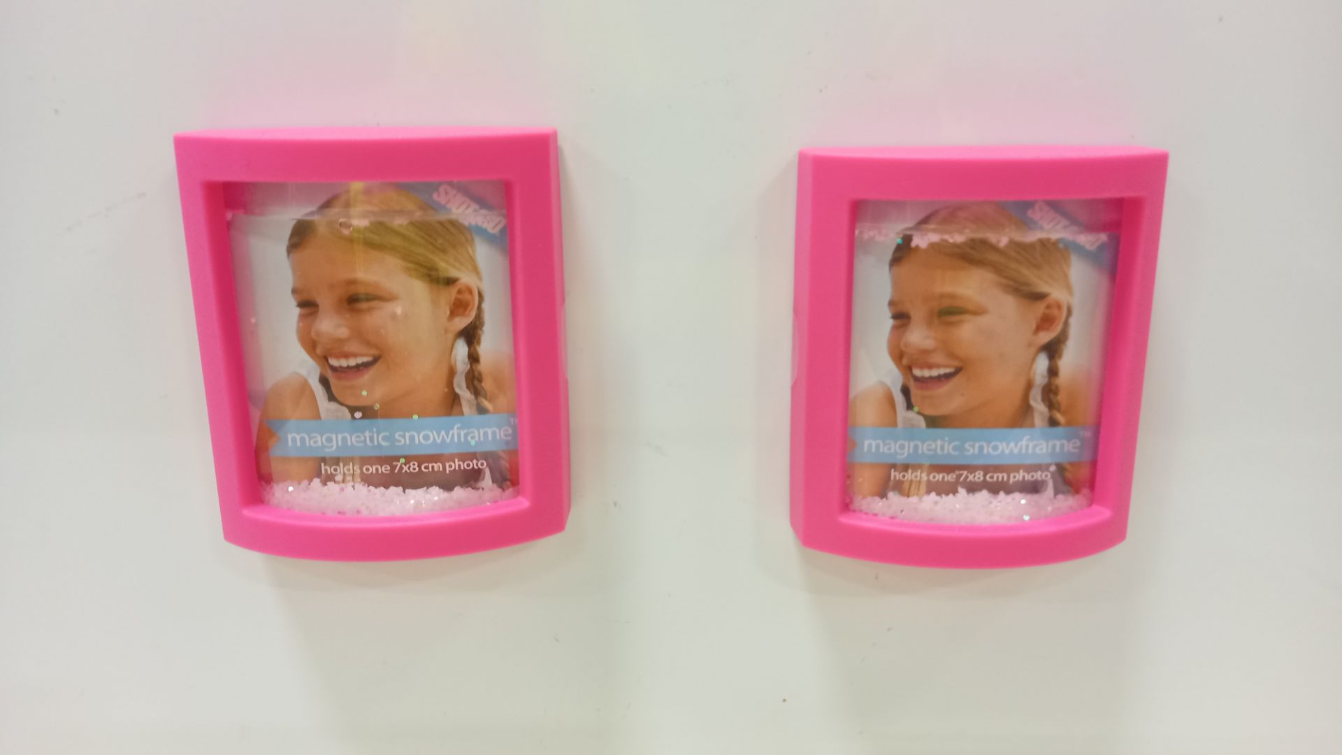 1152 X BRAND NEW SHOT2GO MAGNETIC SNOWFRAME HOLD ONE 7X8 CM PHOTO COMES IN PINK CASE ( IN 12 BOXES)