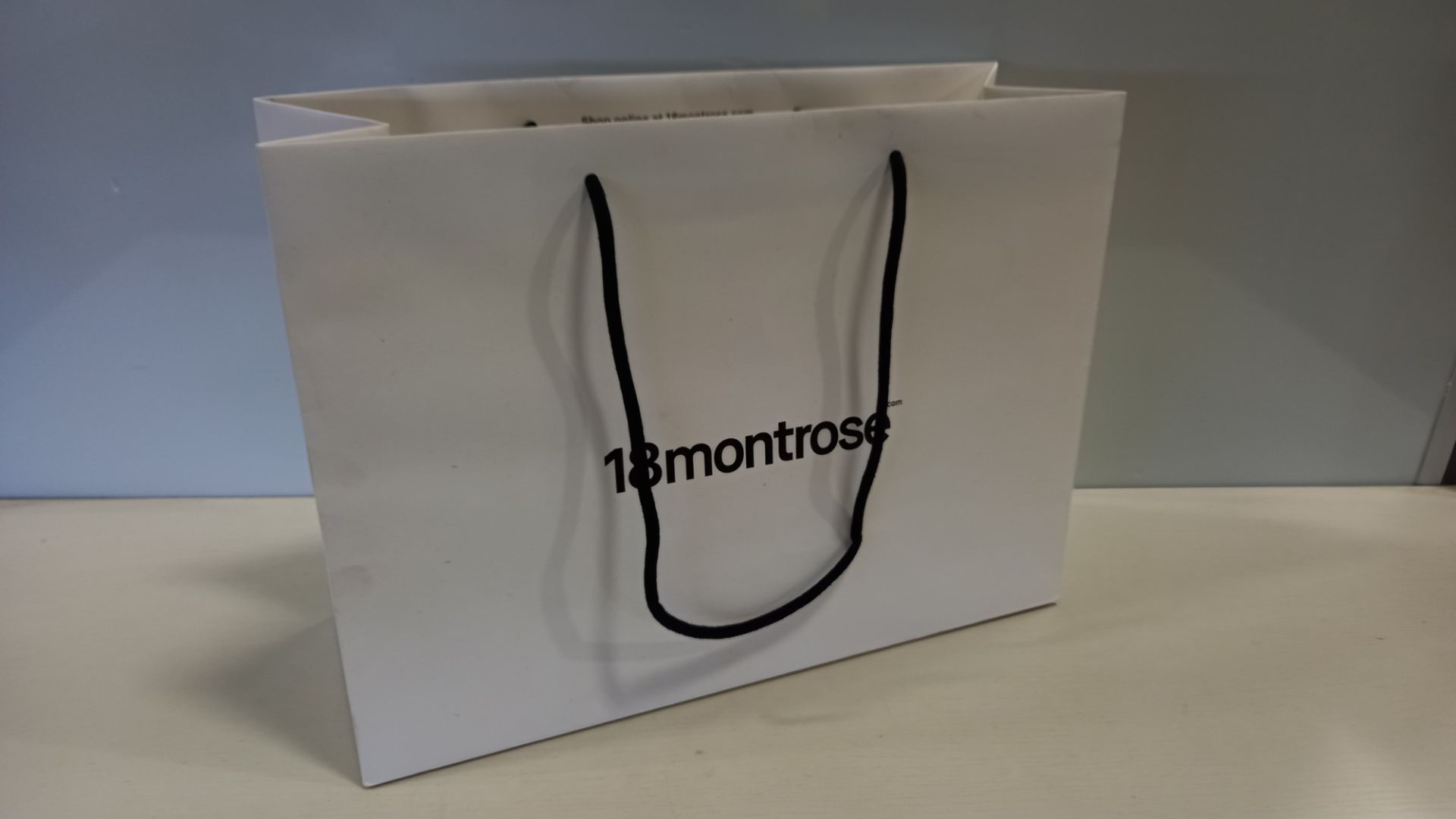250 X BRAND NEW 18 MONTROSE MEDIUM PAPER CARRIER BAG ( SIZE 420 X 150 X 310 MM ) COME IN 5 BOXES