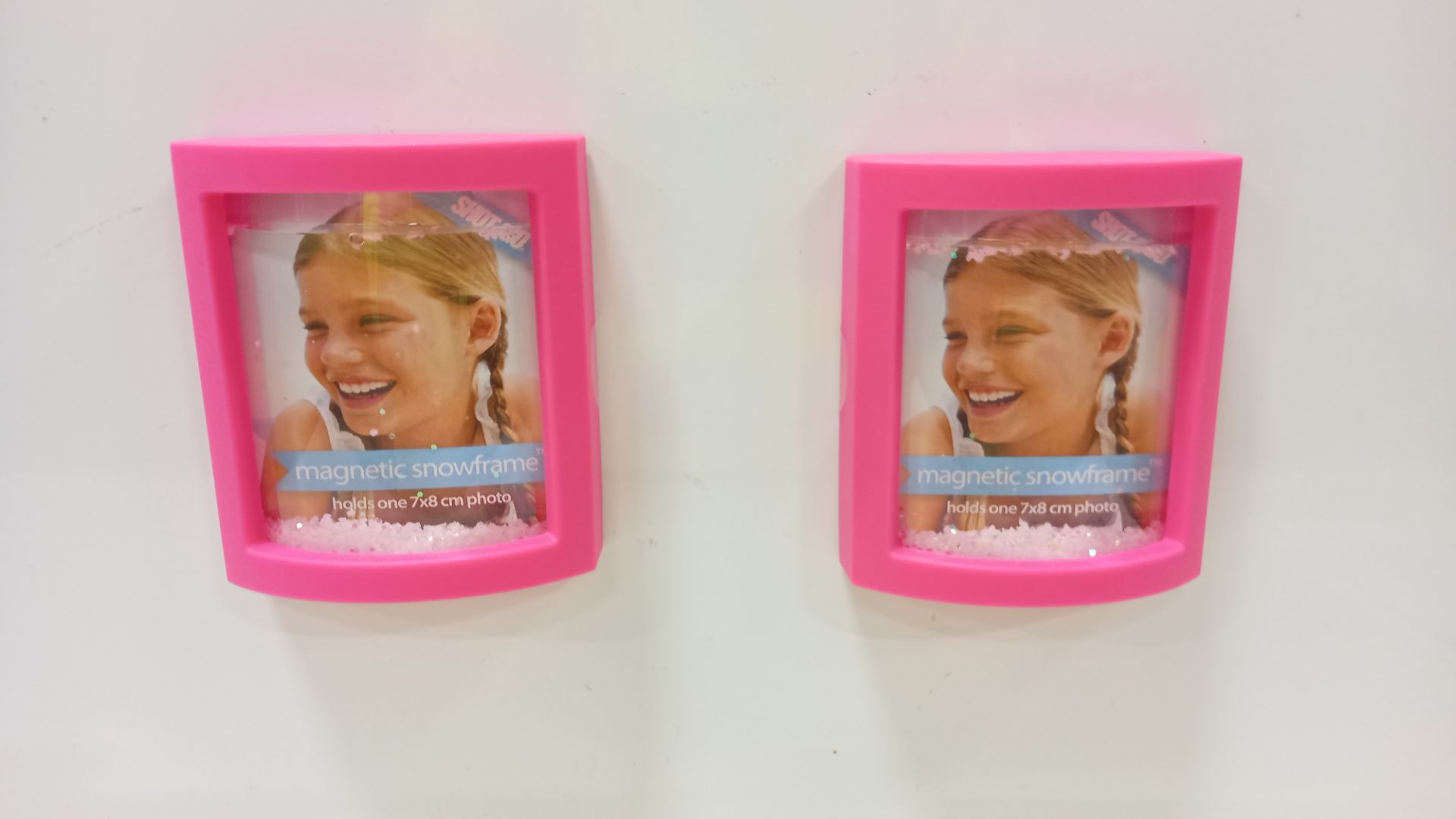 1152 X BRAND NEW SHOT2GO MAGNETIC SNOWFRAME HOLD ONE 7X8 CM PHOTO COMES IN PINK CASE ( IN 12 BOXES)