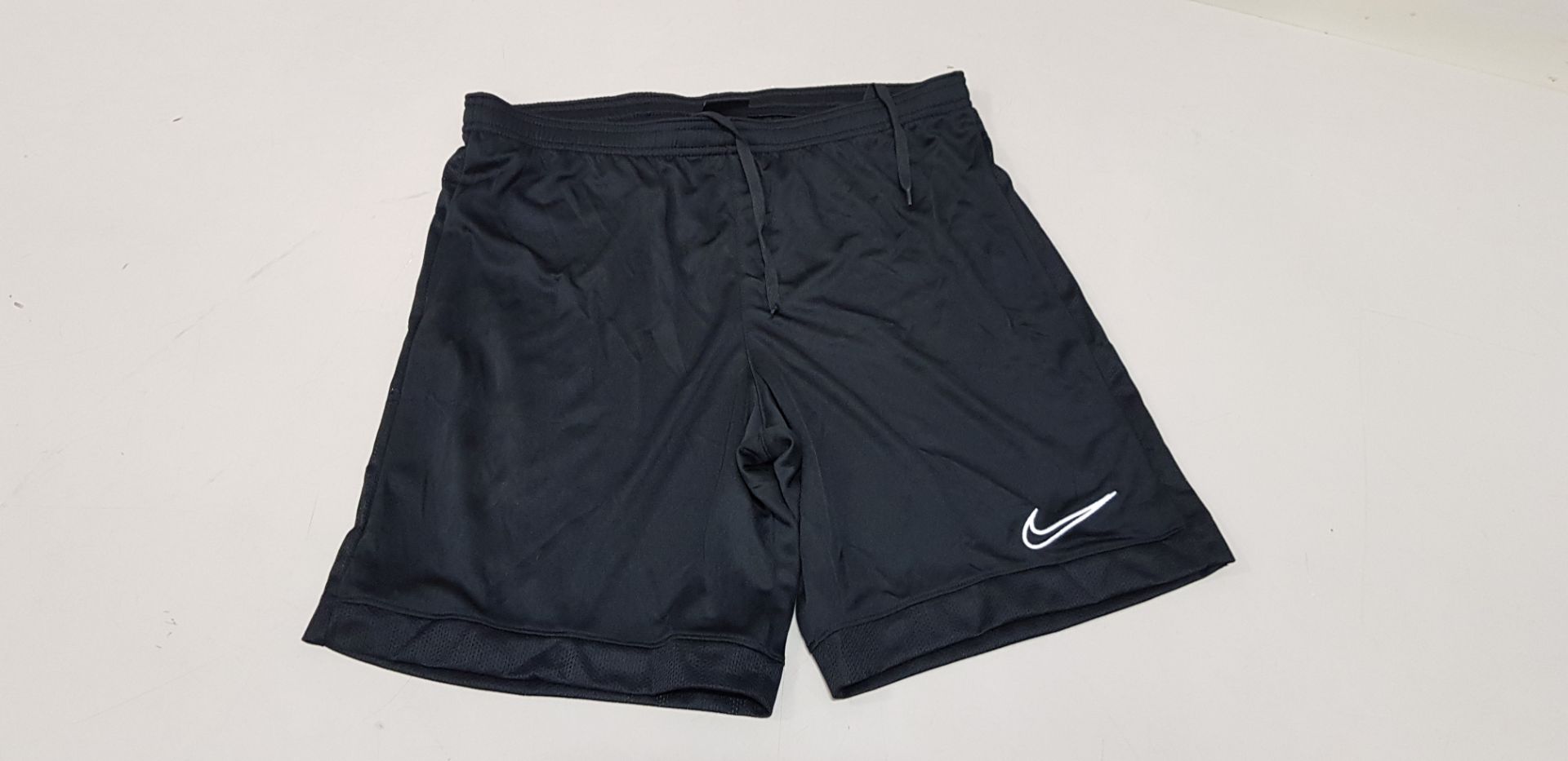 21 X BRAND NEW NIKE DRY FIT SHORTS IN BLACK AND WHITE IN VARIOUS SIZES