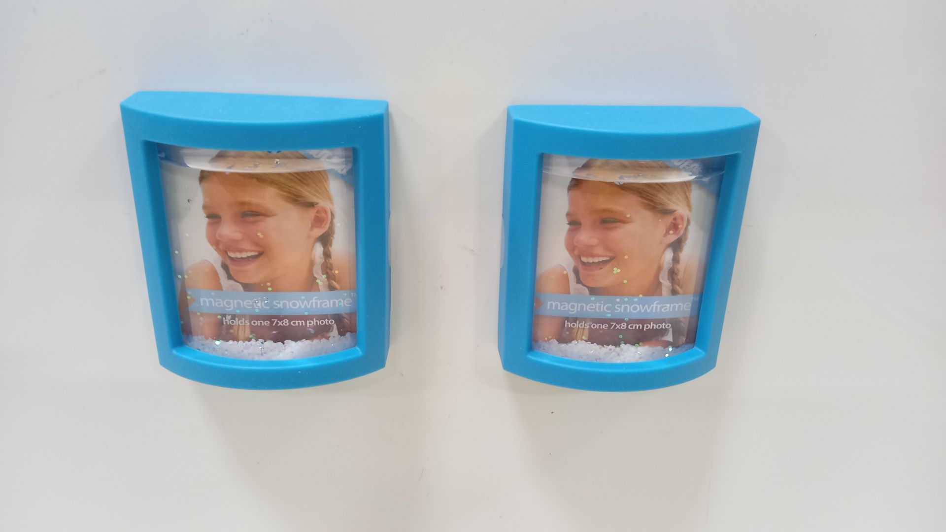 1152 X BRAND NEW SHOT2GO MAGNETIC SNOWFRAME HOLD ONE 7X8 CM PHOTO COMES IN BLUE CASE ( IN 12 BOXES)