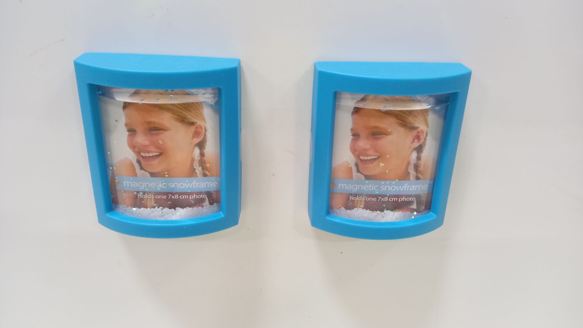 1152 X BRAND NEW SHOT2GO MAGNETIC SNOWFRAME HOLD ONE 7X8 CM PHOTO COMES IN BLUE CASE ( IN 12 BOXES)