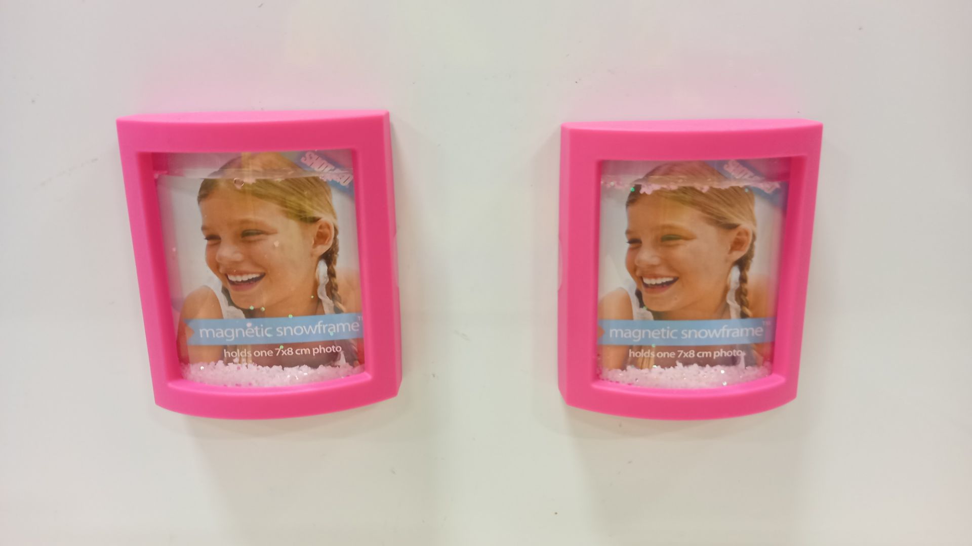 1152 X BRAND NEW SHOT2GO MAGNETIC SNOWFRAME HOLD ONE 7X8 CM PHOTO COMES IN PINK CASE ( IN 12 BOXES)