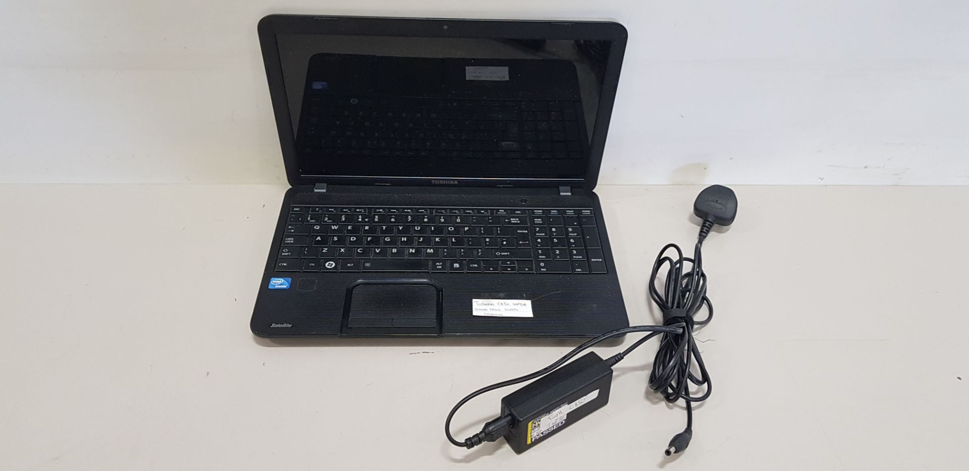 TOSHIBA C850 LAPTOP WITH INTEL - HARD DRIVE WIPED - COMES WITH CHARGER