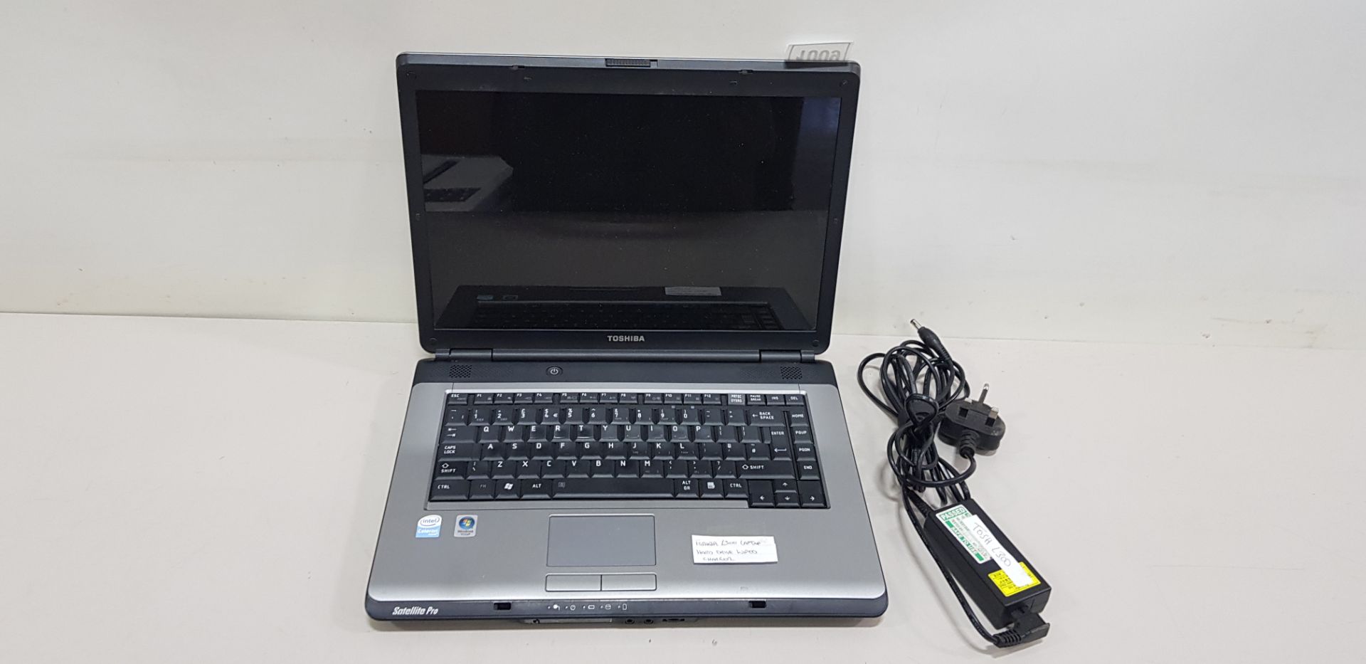 TOSHIBA L300 WINDOWS VISTA LAPTOP - HARD DRIVE WIPED - COMES WITH CHARGER