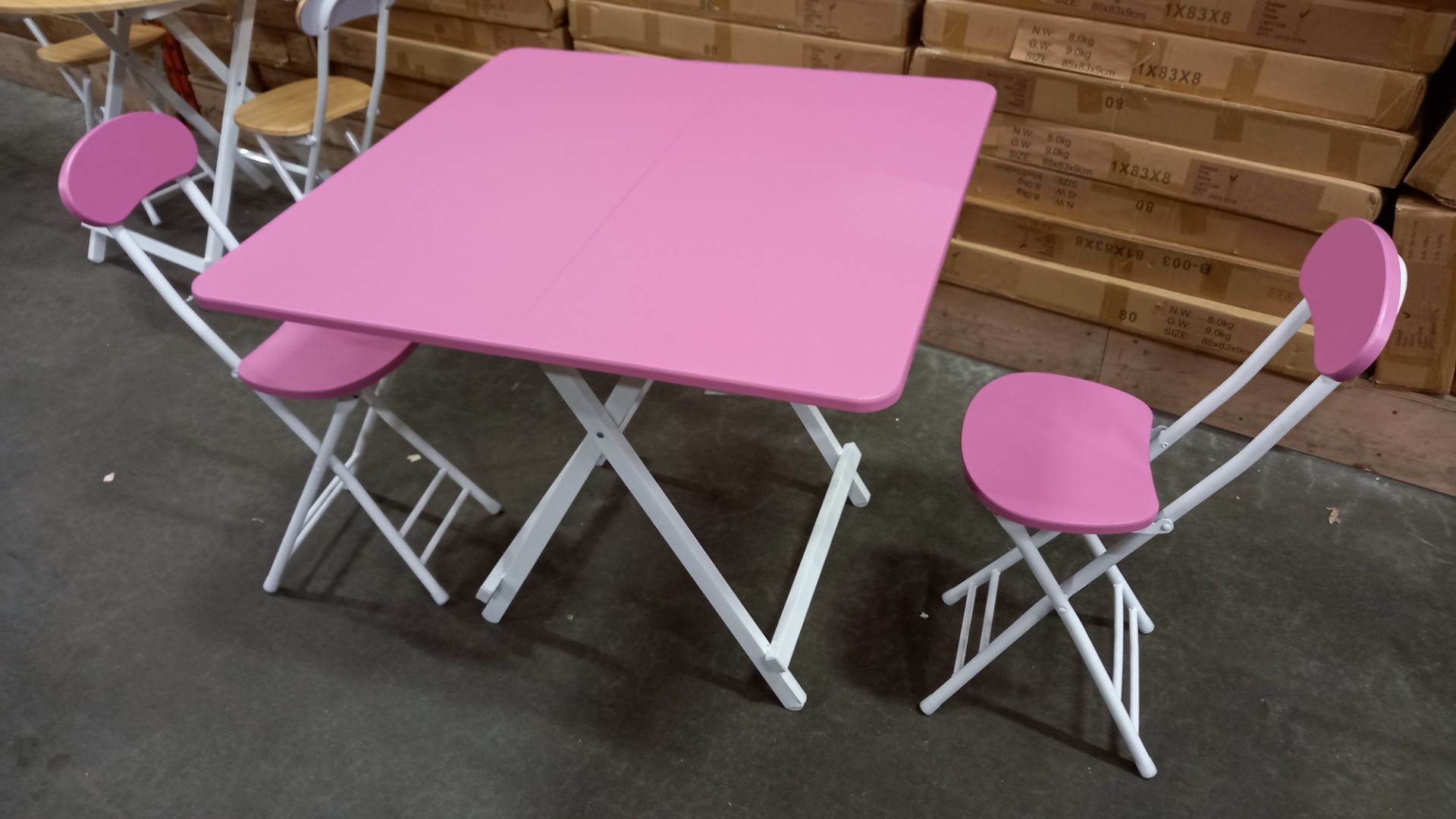 2 X PINK COLOURED 80 X 80 CM SQUARE TABLES AND 4 X PINK FOLDABLE CHAIRS (GRADED GOOD CONDITION) -