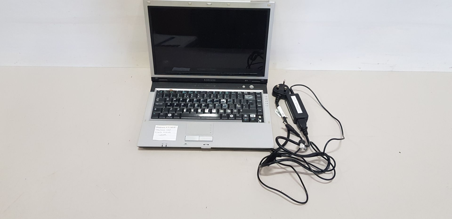 SAMSUNG X 11 LAPTOP - HARD DRIVE WIPED - COMES WITH CHARGER - ( 2 KEYS MISSING ) RIGHT ARROW AND