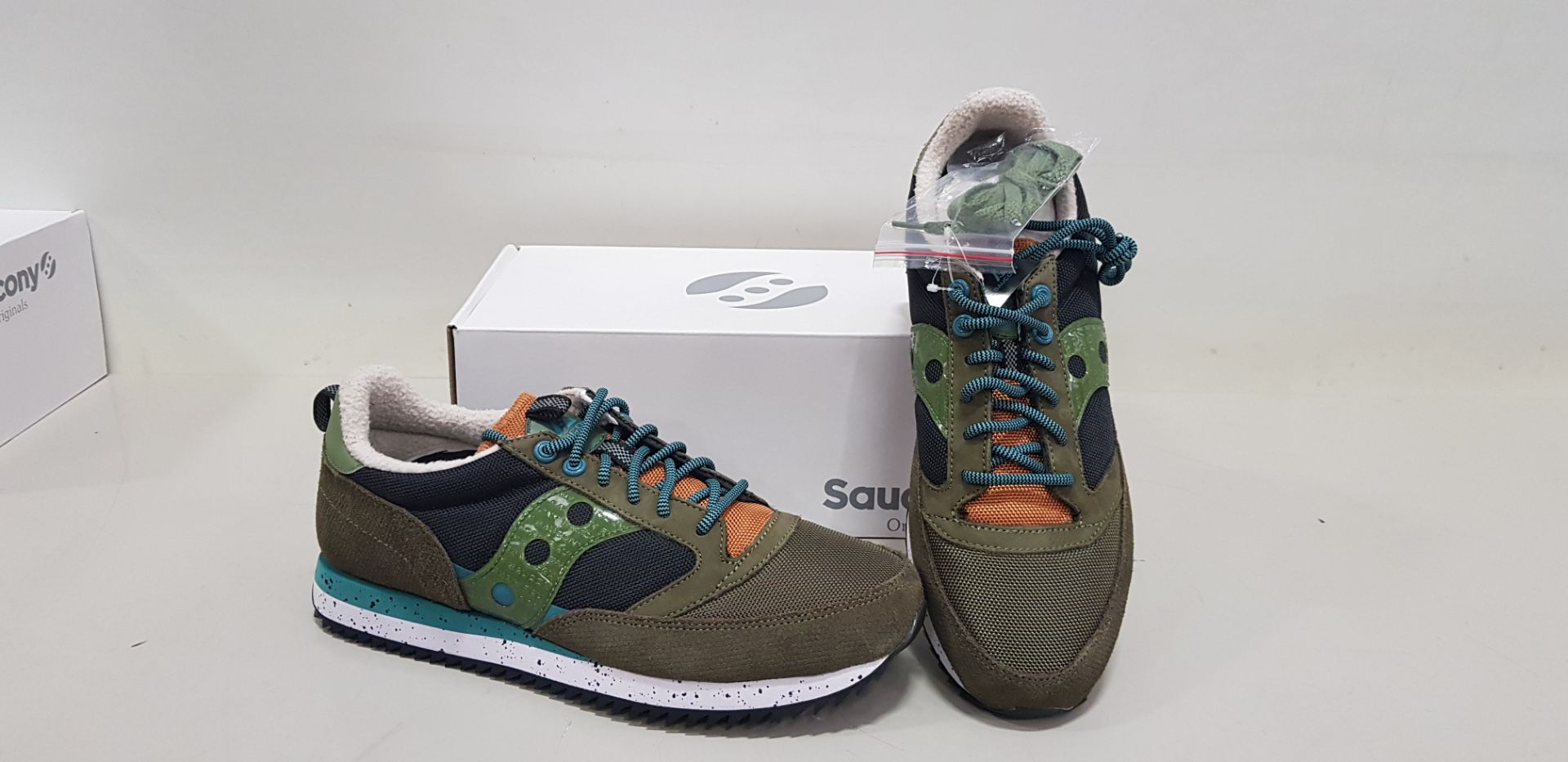 7 X BRAND NEW SAUCONY ORIGINALS JAZZ 81 PESTO AND BLACK COLOURED TRAINERS 5 X UK SIZE 9, 42X UK SIZE