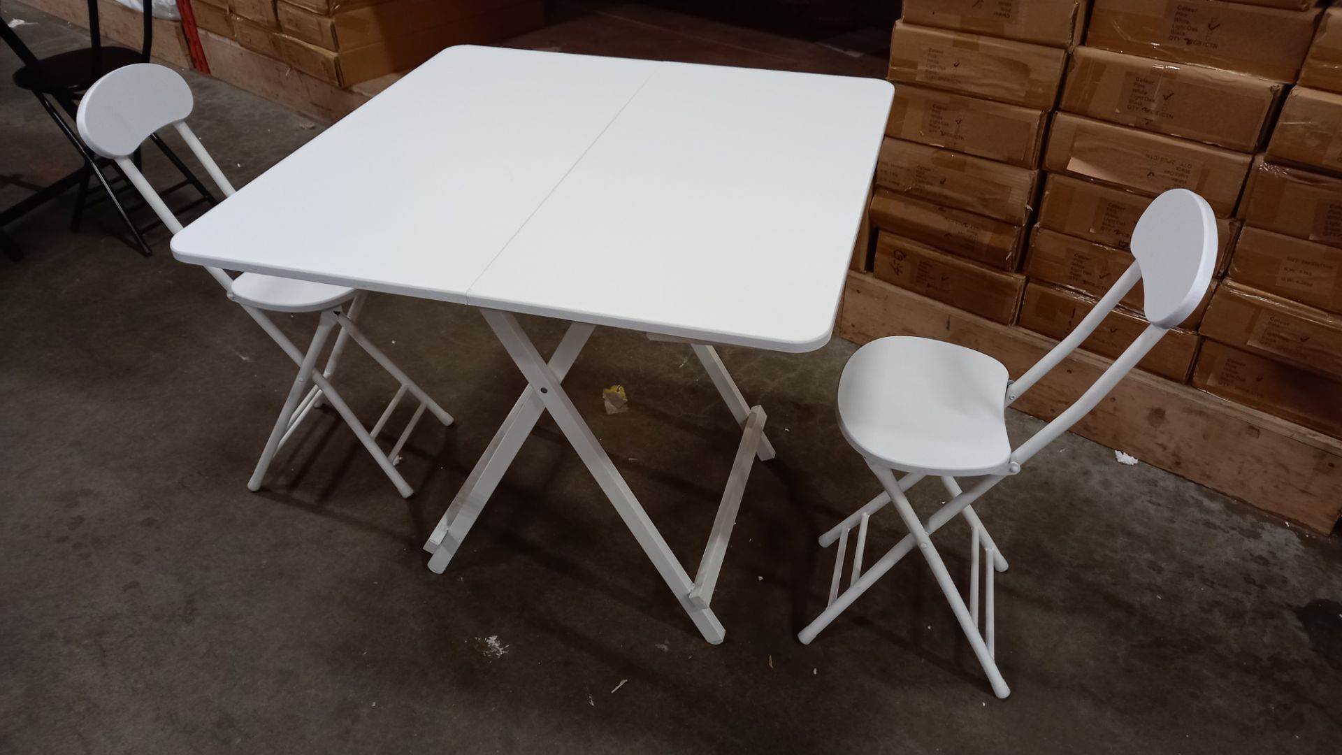 2 X WHITE COLOURED 80 X 80 CM SQUARE TABLES AND 4 X WHITE FOLDABLE CHAIRS (GRADED GOOD