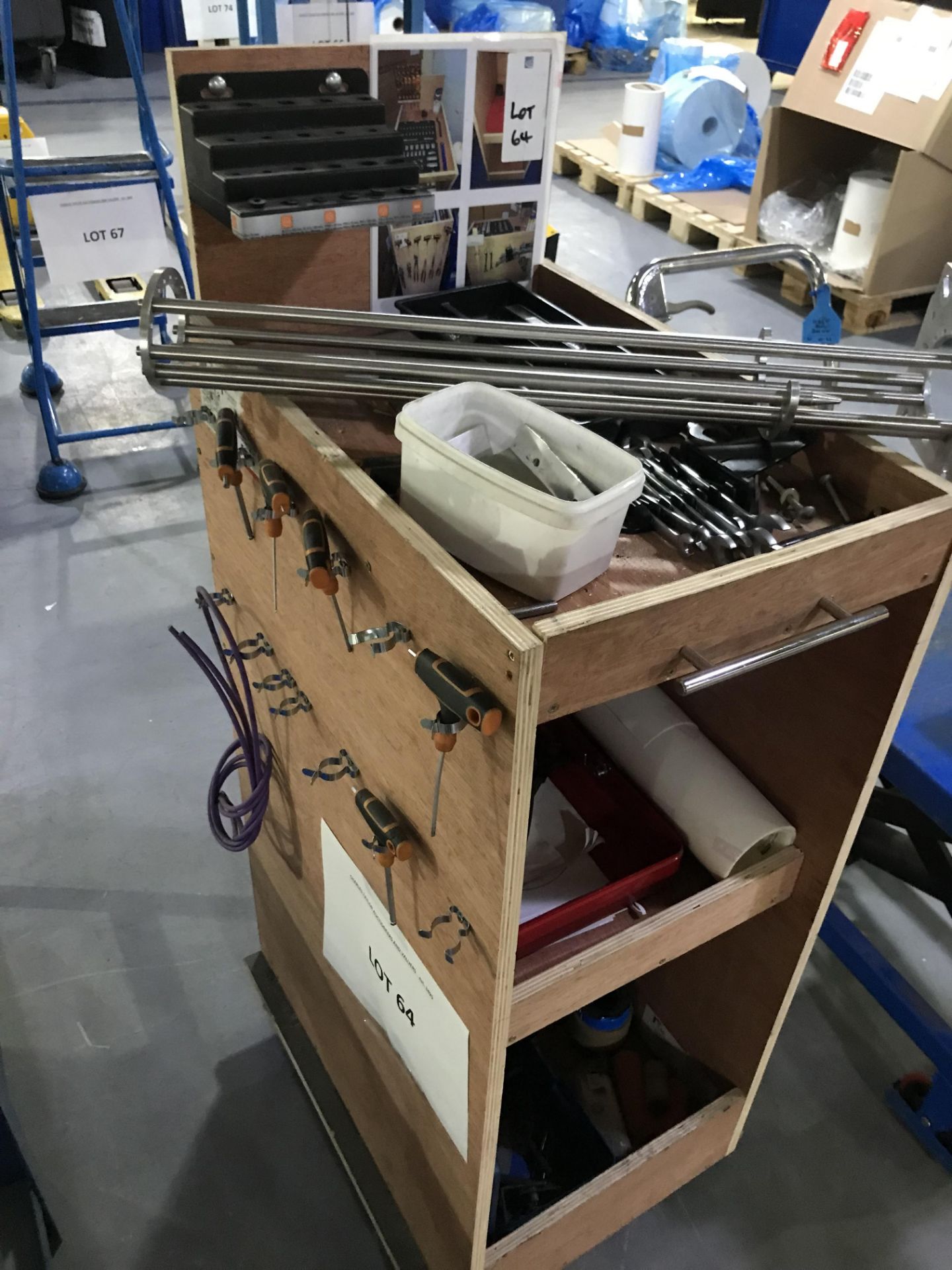 MOBILE WOODEN STORAGE UNIT AND CONTENTS OF ASSORTED TOOLS