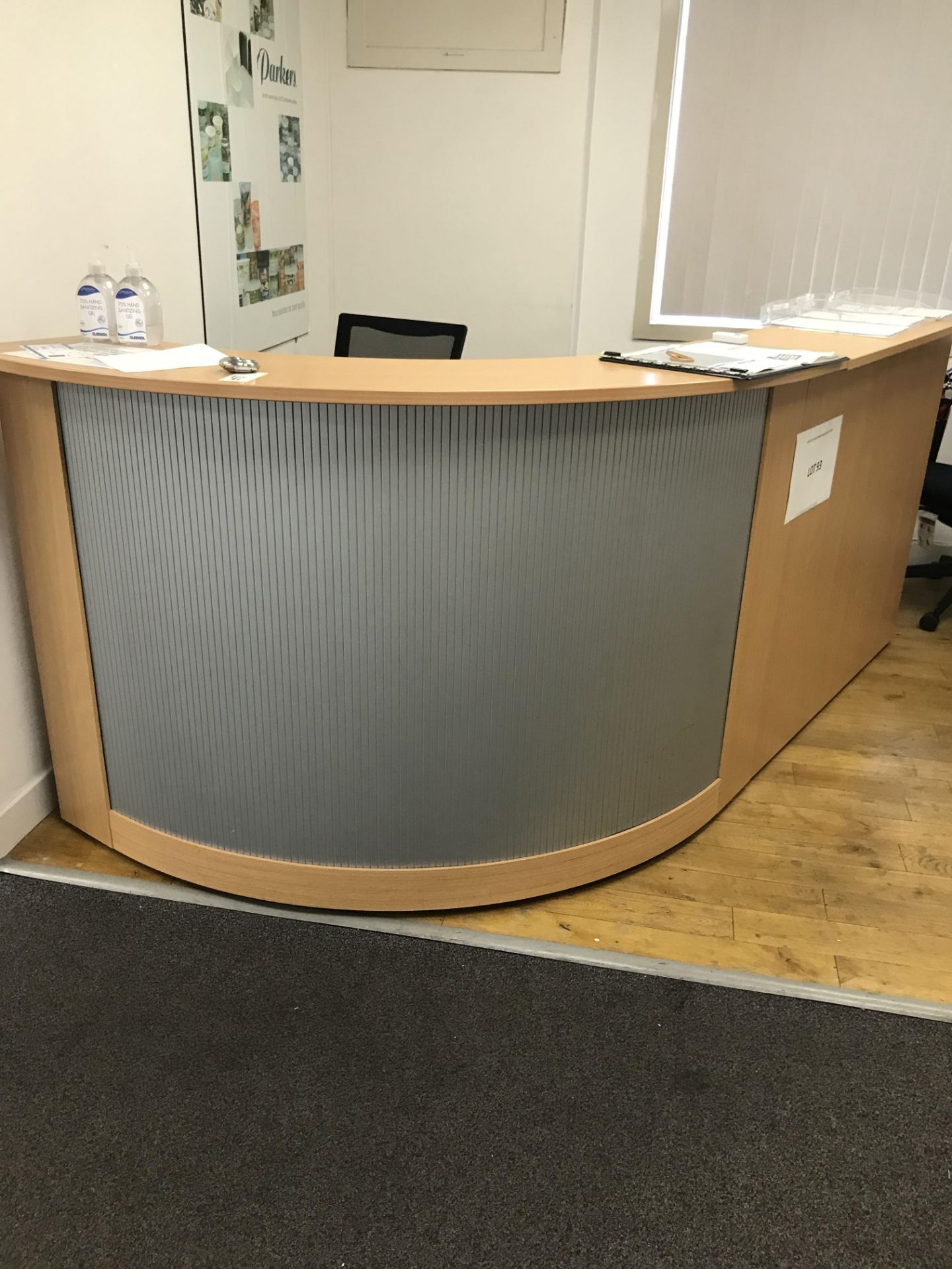 2 PC RECEPTION UNIT IN LIGHT OAK TOGETHER WITH 2 OFF BLACK UPHOLSTERED OPERATORS SWIVEL CHAIRS AND 2