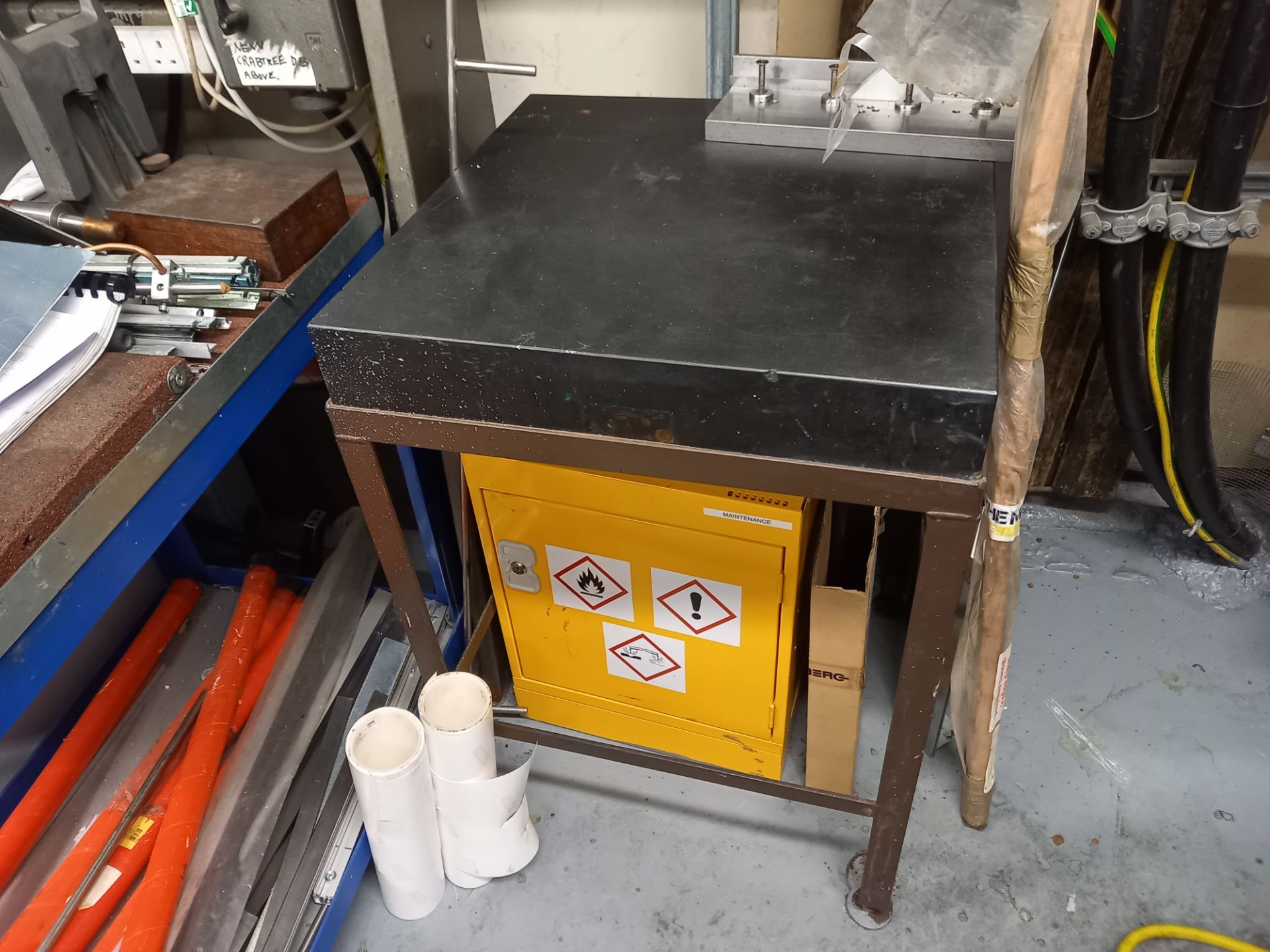 APPROXIMATELY 2FT X 2FT GRANITE TABLE TO STEEL STAND