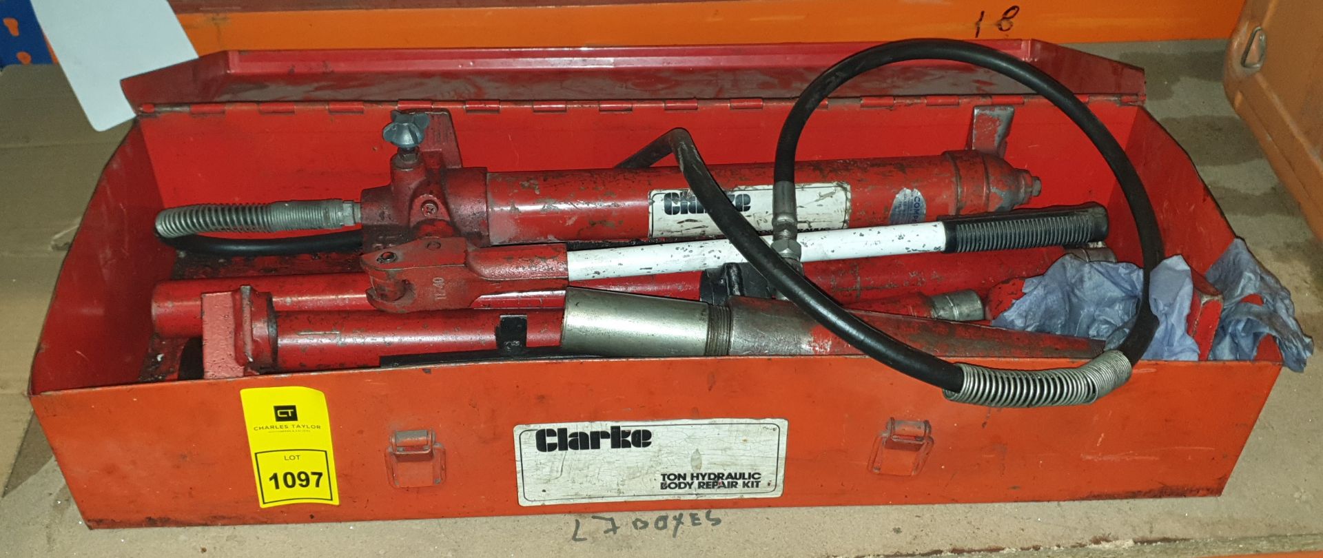 1 X CLARKE HYDRAULIC BODY REPAIR KIT WITH VARIOUS ATTACHMENTS