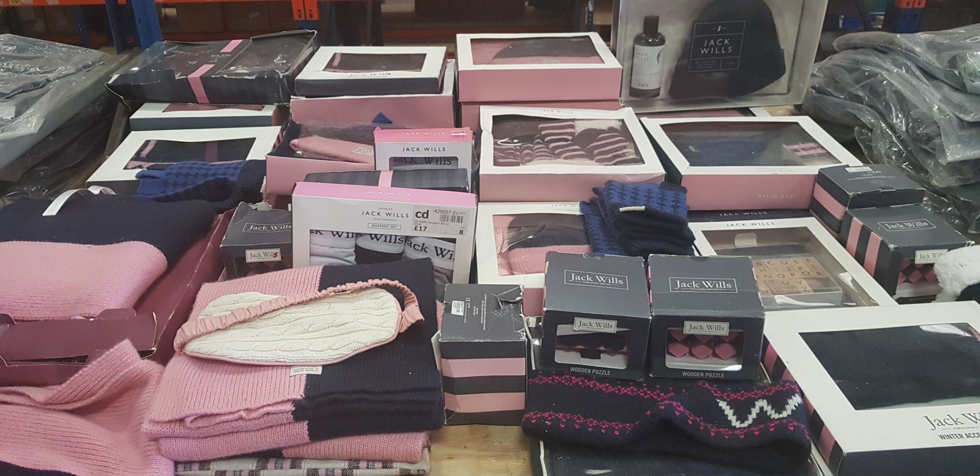 28 + PIECE MIXED JACK WILLS ACCESSORIES LOT CONTAINING WOODEN PUZZLES, WINTER ACCESSORIES SET,