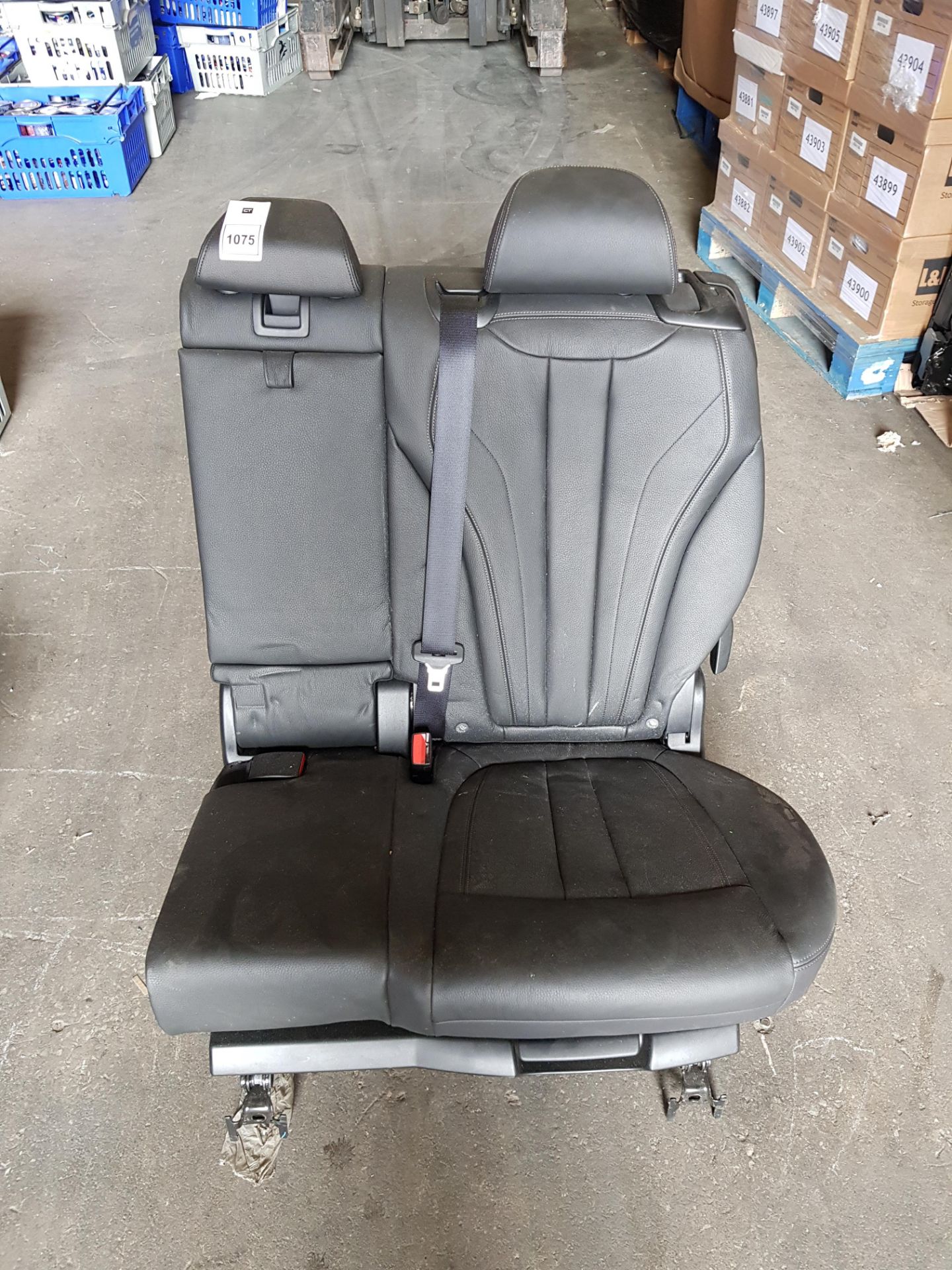 1 X NEAR NEW GENUINE BMW X5 F15 (2019) MANUAL REAR DOUBLE SEAT WITH ARM REST - ( RIGHT SEAT AND