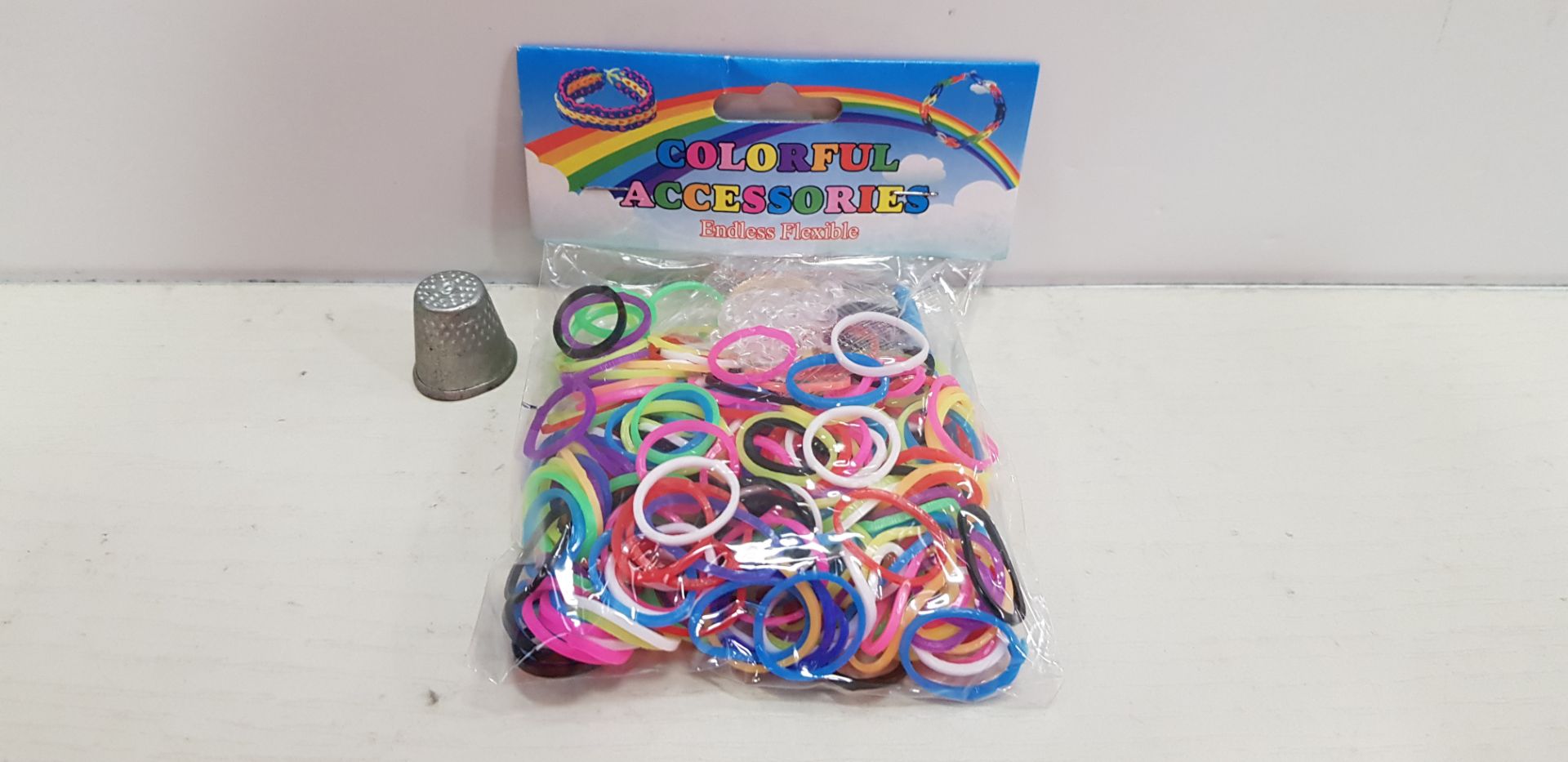 1000+ PIECE LOT CONTINING COLOURFUL ACCESSORIES ENDLESS FLEXIBLE LOOM BANDS ( IN VARIOUS COLOURS ) -