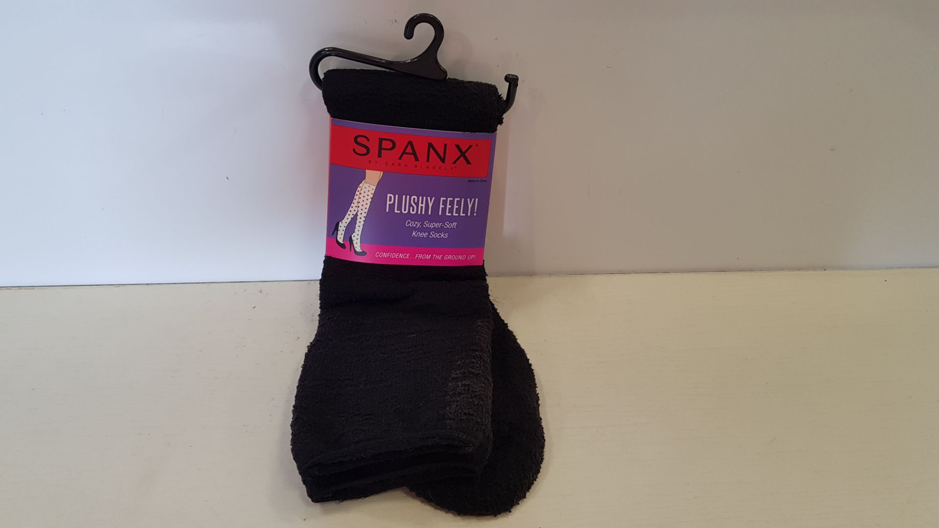 48 X BRAND NEW SPANX PLUSHY FEELY KNEE SOCKS IN BLACK SIZE REGULAR RRP $18.00 (TOTAL RRP $864.00)